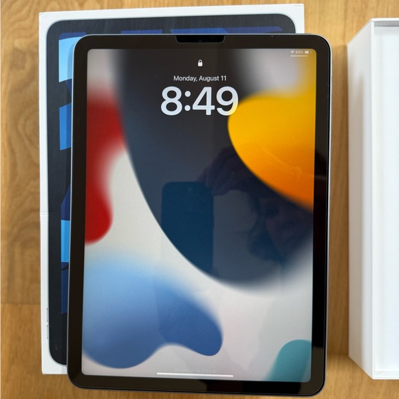 Apple iPad Air 4th Generation in Sky Blue - EUC - Picture 3 of 8